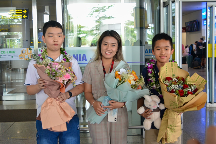 Trần Hoàng Lâm và Đỗ Gia Bảo cùng cô giáo dẫn đoàn Việt Nam sang Singapore 2022