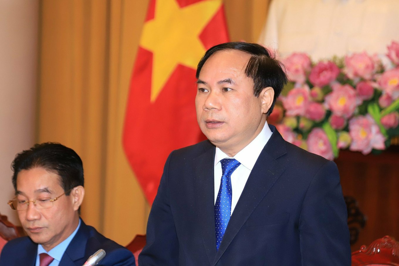 Thứ trưởng Xây dựng Nguyễn Văn Sinh trả lời tại họp báo sáng 25/12. Ảnh: Hoàng Phong