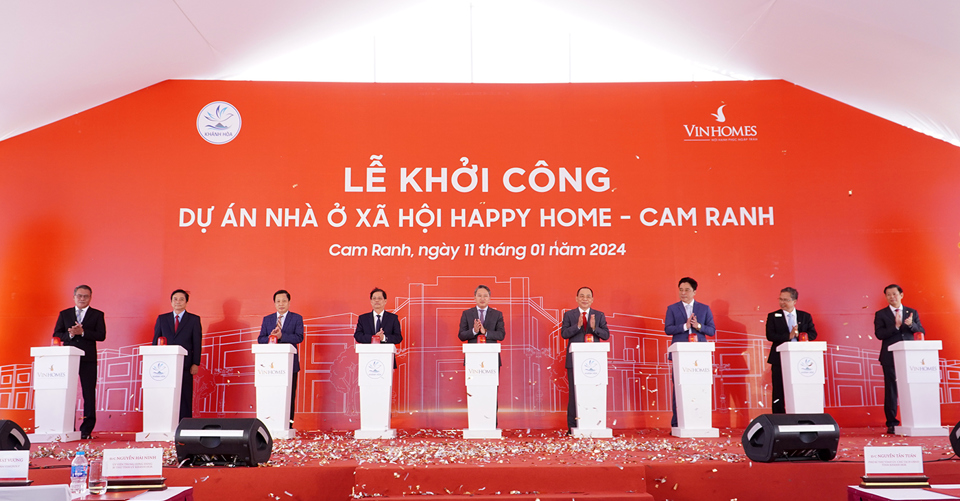 Lãnh đạo tỉnh Khánh Hòa và lãnh đạo Tập đoàn Vingroup ấn nút khởi công dự án NƠXH Happy Home Cam Ranh. (Ảnh: Trung Nhân)