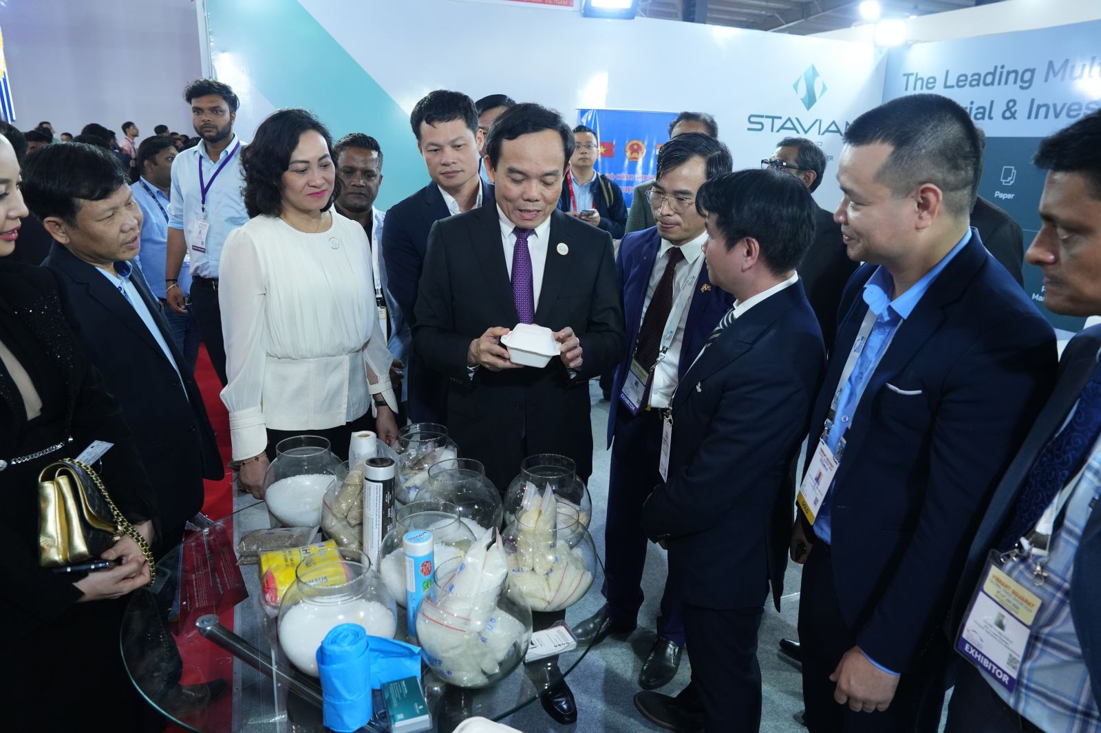 Phó Thủ tướng Chính phủ Trần Lưu Quang tham quan gian triển lãm của Tập đoàn Stavian_3.JPG