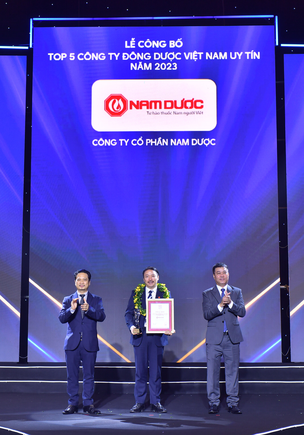 Tổng Giám đốc Hoàng Minh Châu nhận giải thưởng Top 5 Công ty Đông dược Việt Nam uy tín năm 2023