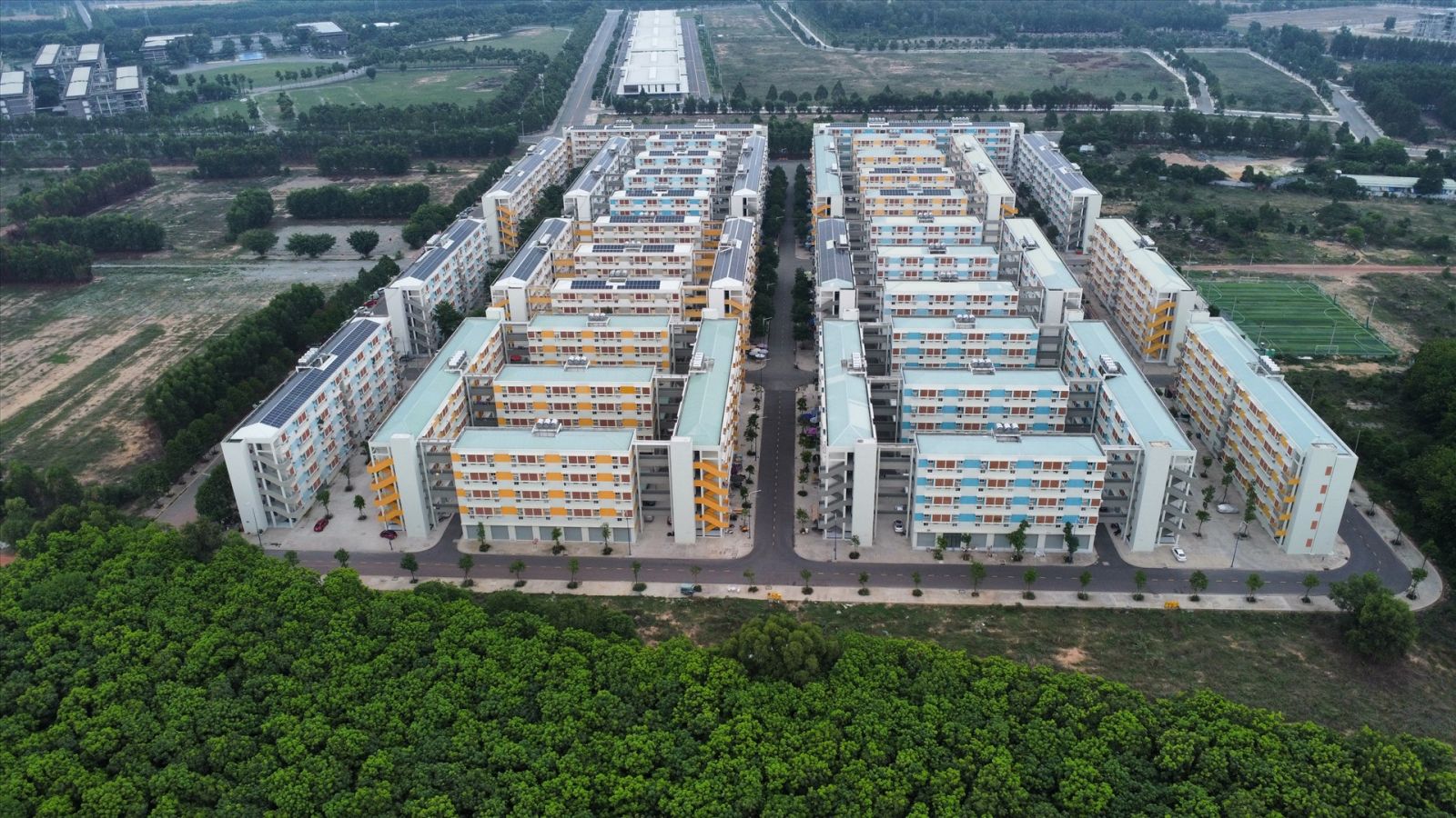 Đây là khu nhà ở xã hội Định Hòa thuộc phường Định Hòa, TP Thủ Dầu Một, tỉnh Bình Dương do Tổng Công ty Becamex IDC thực hiện.
