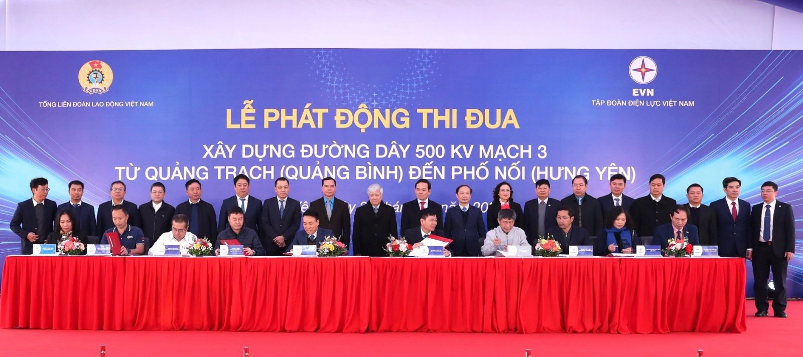 Lãnh đạo Trung ương MTTQ Việt Nam, lãnh đạo Chính phủ, lãnh đạo Tổng liên đoàn Lao động Việt Nam, lãnh đạo các địa phương, EVN, EVNNPT chứng kiến đại diện chủ đầu tư, các nhà thầu cam kết thi đua