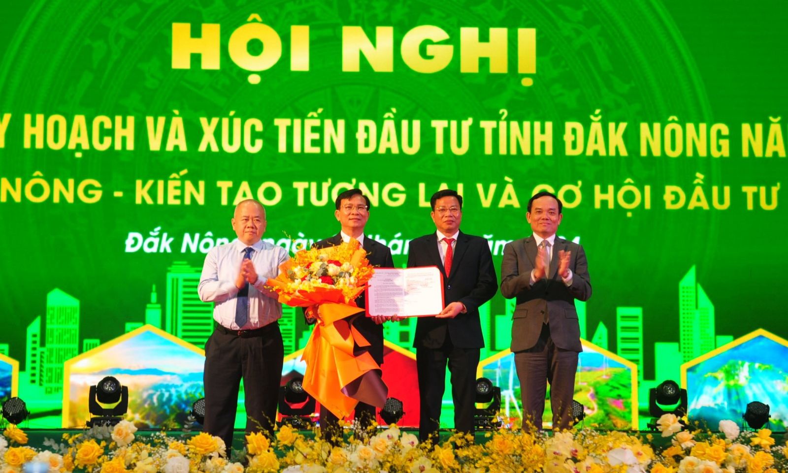 Phó Thủ tướng Chính phủ Trần Lưu Quang trao quyết định phê duyệt Quy hoạch tỉnh Đắk Nông thời kỳ 2021-2030, tầm nhìn đến năm 2050 cho lãnh đạo tỉnh. Ảnh: Hải Dương
