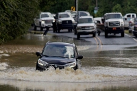 "Tuyệt chiêu" lái xe an toàn qua đoạn đường ngập nước