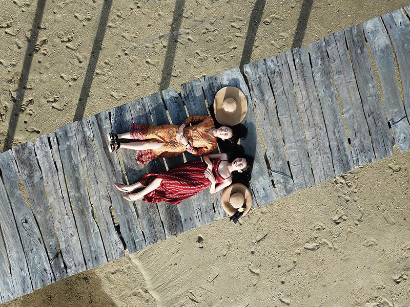 Sự hoang sơ, bãi cát mịn và cây cầu gỗ kéo dài từ đất liền ra biển tại Bãi Dài đã chinh phục 2 cô gái từ cái nhìn đầu tiên. Đây cũng là điểm check-in đẹp khó cưỡng được các tín đồ "sống ảo" rất yêu thích khi tới Vân Đồn.