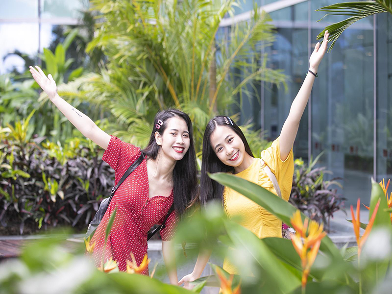 Hai cô gái không quên check in tại các điểm kiến trúc rất đáng yêu mà chỉ riêng tại sân bay Vân Đồn mới có, trước khi di chuyển về thị trấn Cái Rồng - thủ phủ của huyện đảo Vân Đồn.