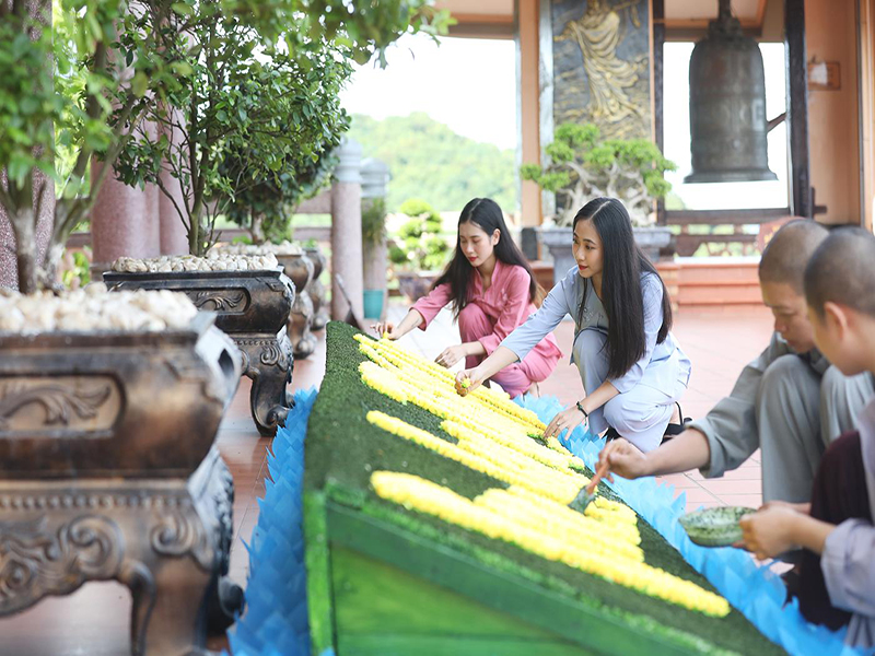 Đến chùa đúng dịp chuẩn bị lễ Vu Lan, 2 cô gái không quên lễ Phật và cầu mong sức khoẻ cho bố mẹ.