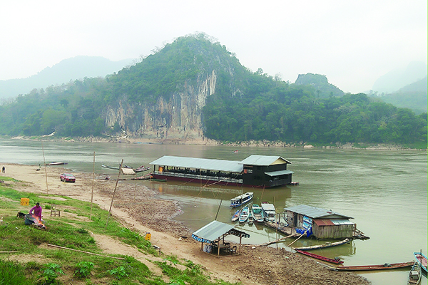 p/Liên minh Cứu sông Mê Công đã phát đi thông điệp kêu gọi: “Hãy hủy bỏ đập Luang Prabang và các đập dòng chính được lên kế hoạch khác. (Ảnh: Sông Luang Prabang, Lào)