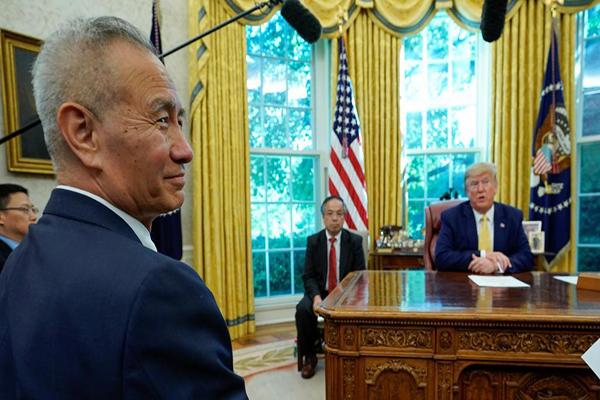 p/Mỹ và Trung Quốc đã đạt được thỏa thuận sơ bộ tại vòng đàm phán thứ 13 tại Washington. Tổng thống Mỹ Donald Trump tiếp Phó thủ tướng Trung Quốc Lưu Hạc, Trưởng phái đoàn đàm phán thương mại Trung Quốc, tại Nhà Trắng, ngày 11/10/2019. Ảnh:p/REUTERS