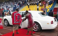 Nhà vua sắm 19 siêu xe Rolls-Royce tặng cho các bà vợ