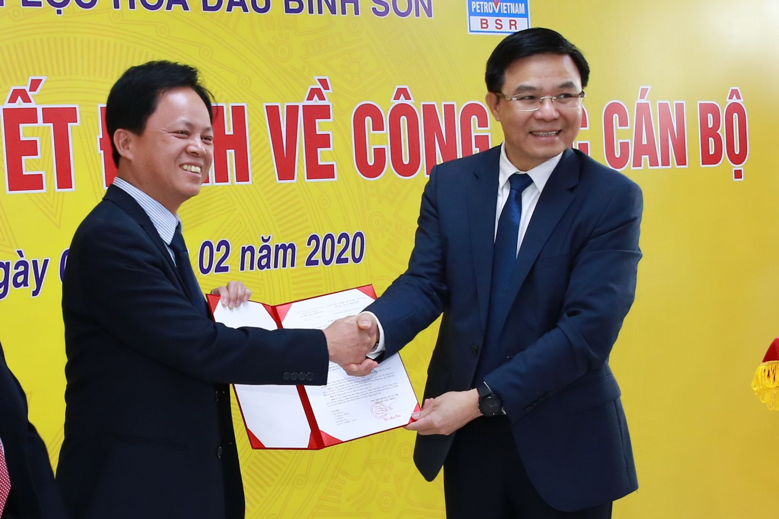 Tổng Giám đốc PVN Lê Mạnh Hùng trao Nghị quyết bầu ông Nguyễn Văn Hội (bìa trái) giữ chức Chủ tịch HĐQT Công ty cổ phần Lọc hóa dầu Bình Sơn
