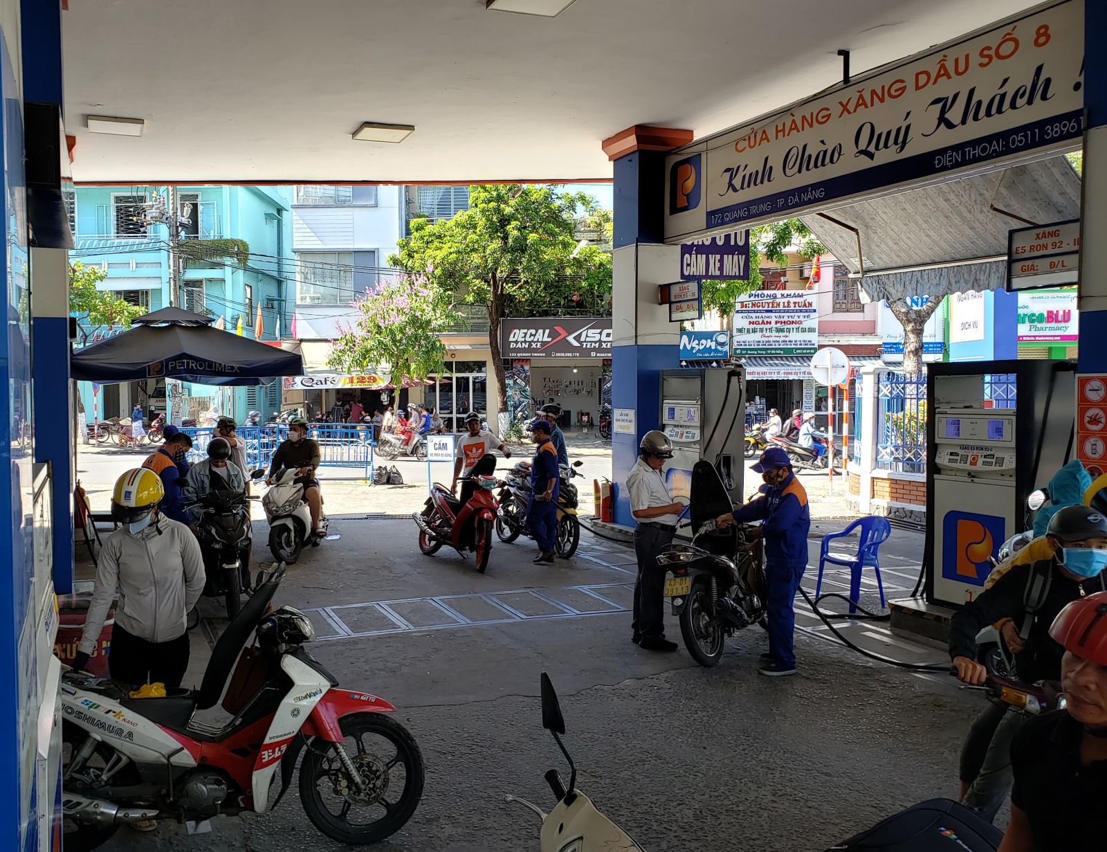 Một cây xăng ở Đà Nẵng, khách mua xăng dầu đã đông trở lại