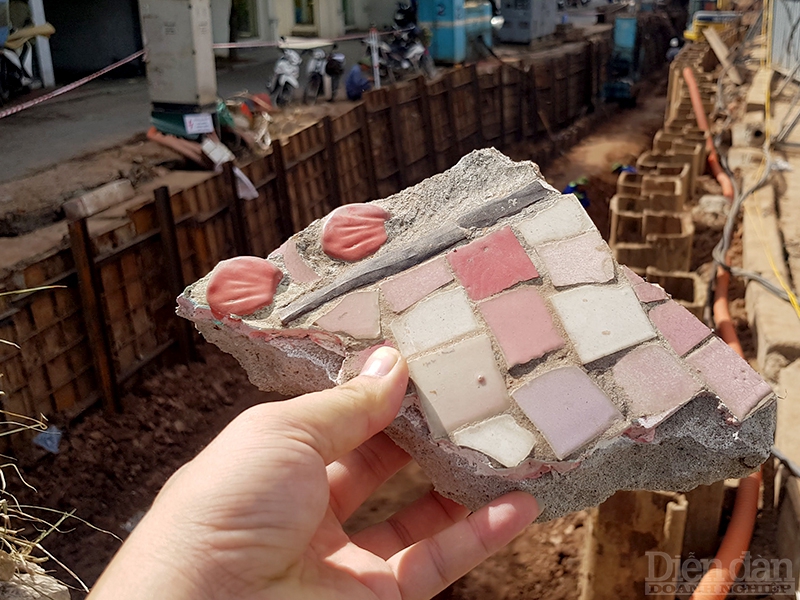 Việc phá dỡ con đường gốm sứ khiến nhiều người Hà Nội tiếc nuối.