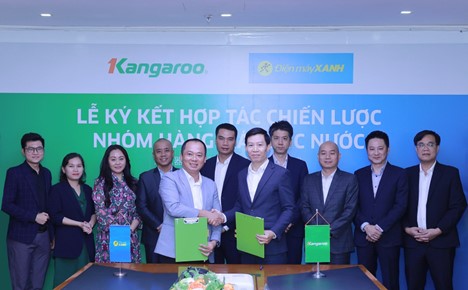 Ông Đoàn Văn Hiểu Em – CEO Công ty cổ phần Thế giới di động và ông Lê Xuân Hoàn – Tổng giám đốc Tập đoàn Kangaroo -p/đặt bút ký kết hợp tác chiến lược (Ảnh: Kangaroo).