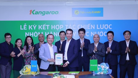 Ông Nguyễn Thành Phương  –Chủ tịch Tập đoàn Kangaroo -  trao chứng nhận Chuỗi bán lẻ thị phần số một máy lọc nước Kangaroo tới ông Đoàn Văn Hiểu Em – CEO Công ty cổ phần Thế giới di động (Ảnh: Kangaroo).