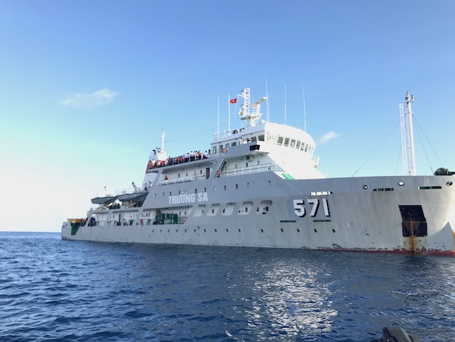 Con tàu 571 đưa Đoàn công tác đến thăm và động viên quân, dân trên huyện đảo Trường Sa