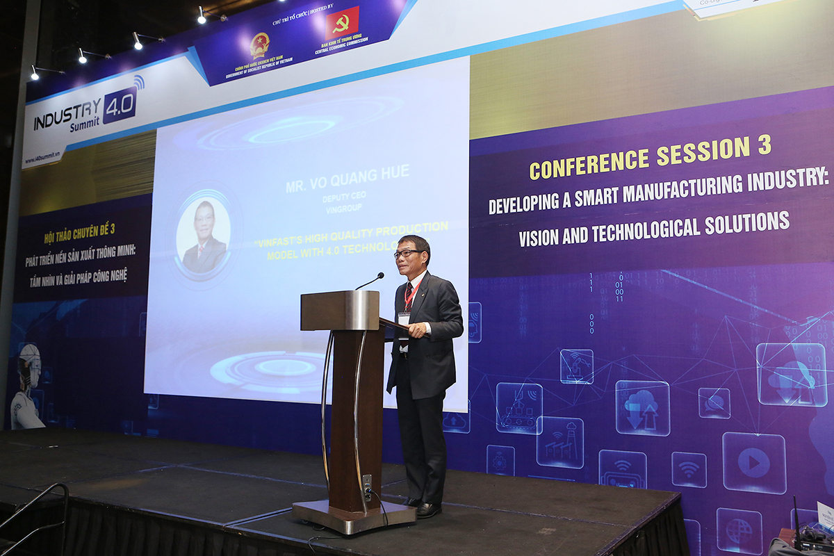 Ông Võ Quang Huệ - Phó Tổng giám đốc Tập đoàn Vingroup, phụ trách dự án VinFast phát biểu trong cuộc hội thảo về ứng dụng công nghệ 4.0 trong sản xuất.
