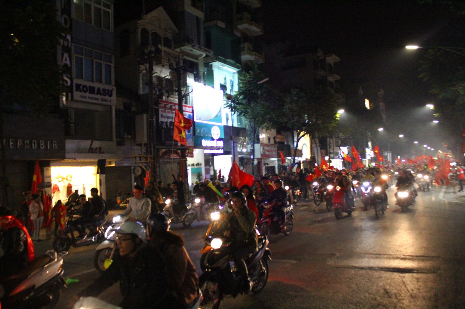 Hàng nghìn người đang đổ về khu vực quận Hoàn Kiếm, tình trạng ùn tắc bắt đầu xuất hiện.