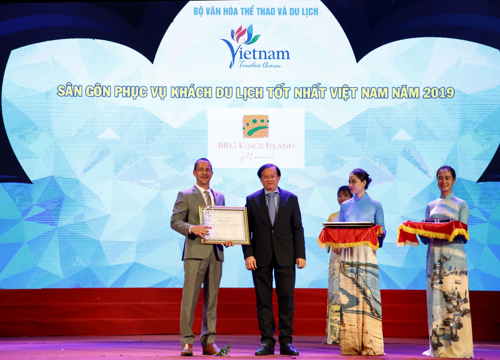 Ông Evans Mahoney nhận giải sân gôn phục vụ khách du lịch tốt nhất Việt Nam 2019 cho sân BRG Kings Island Golf Resort.