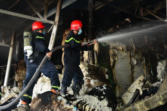 Nỗ lực dập lửa tại kho sợi của Công ty CP Sợi Phú Nam