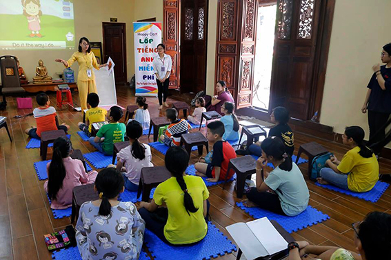 [Diễn đàn NGƯỜI VIỆT TỬ TẾ]: Cảm động cô giáo trẻ mở lớp học Tiếng Anh miễn phí cho trẻ em nghèo