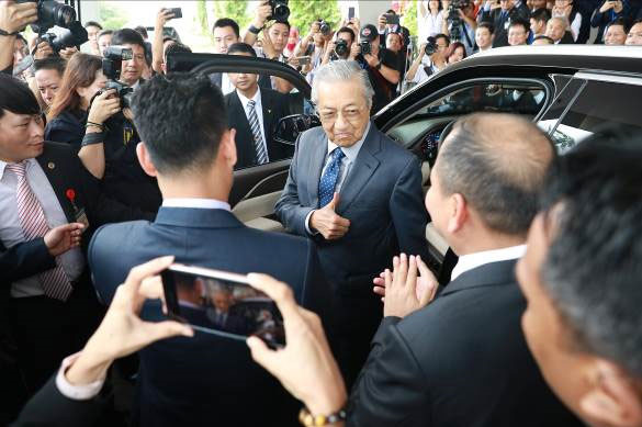 Thủ tướng Malaysia tươi cười bước xuống xe, kết thúc tốt đẹp hành trình trải nghiệm chiếc xe được coi là niềm tự hào Việt Nam. 