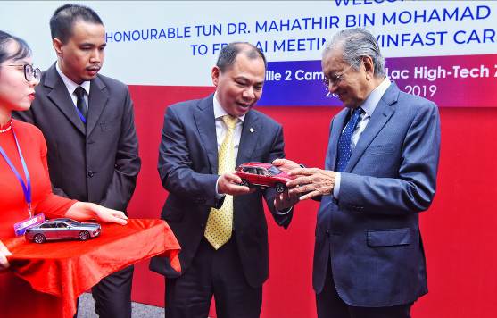 Chủ tịch Phạm Nhật Vượng tặng Thủ tướng Malaysia mô hình 2 mẫu xe VinFast từng nhận giải thưởng “Ngôi sao mới” tại Paris Motor Show 2018.