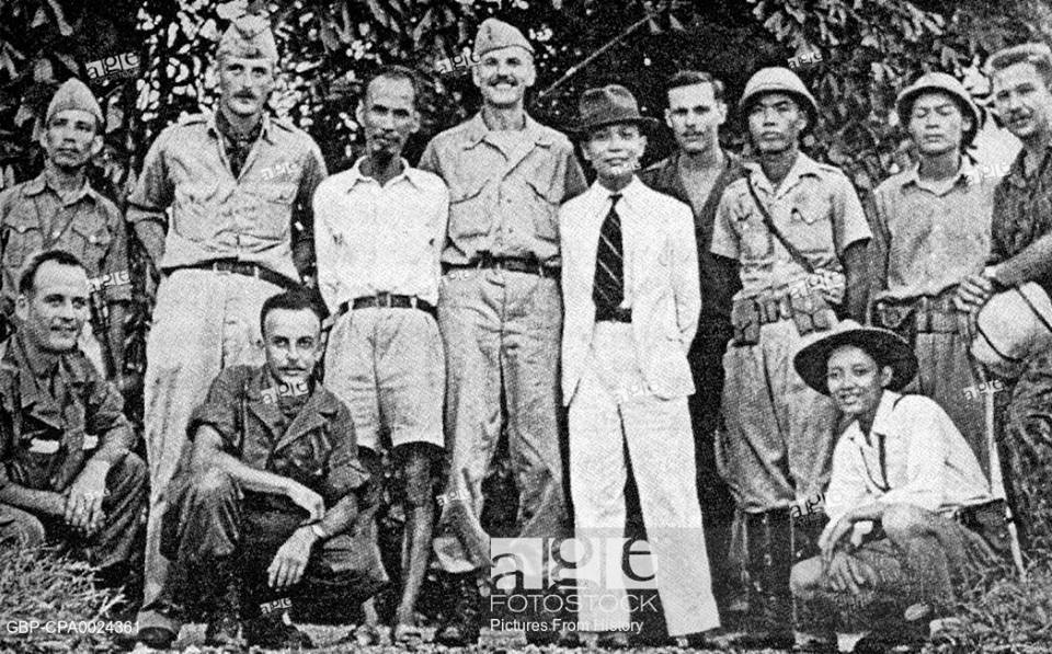 Chủ tịch Hồ Chí Minh, Đại tướng Võ Nguyên Giáp cùng một số thành viên đội “Con Nai”.
