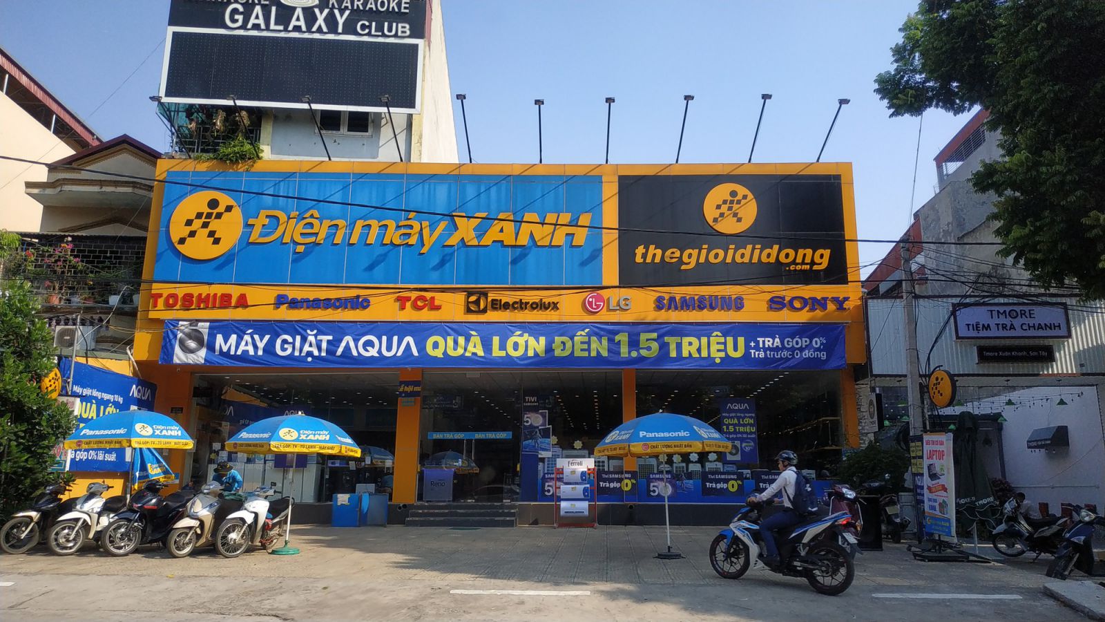 Một cửa hàng Điện máy Xanh và Thế giới Di động ở Hà Nội. Ảnh: Y Vân.