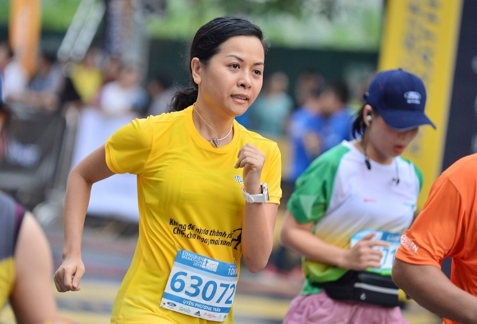 Doanh nhân Trần Uyên Phương trên đường đua Long Biên Marathon 2019.