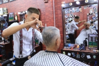 [Diễn đàn NGƯỜI VIỆT TỬ TẾ]: Chàng trai 9X mở tiệm cắt tóc 0 đồng cho người có hoàn cảnh khó khăn