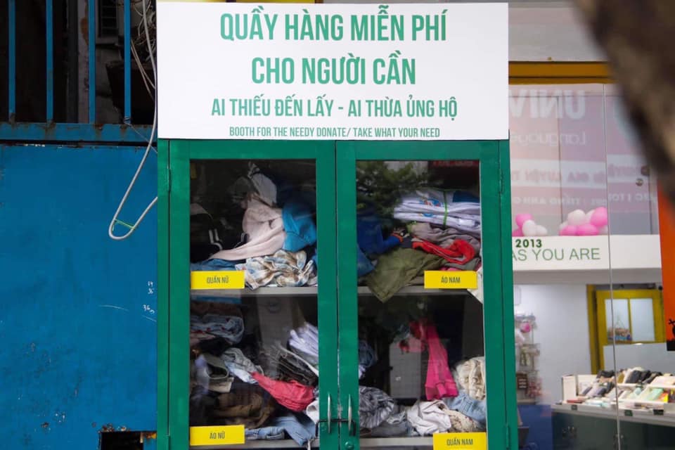 [Diễn đàn NGƯỜI VIỆT TỬ TẾ]: Ấm lòng với loạt tủ đồ miễn phí dành cho người nghèo trên phố Hà Nội