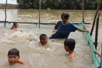 [Diễn đàn NGƯỜI VIỆT TỬ TẾ]: Bà Sáu Thia và hành trình dạy bơi miễn phí cho hàng ngàn trẻ em vùng sông nước