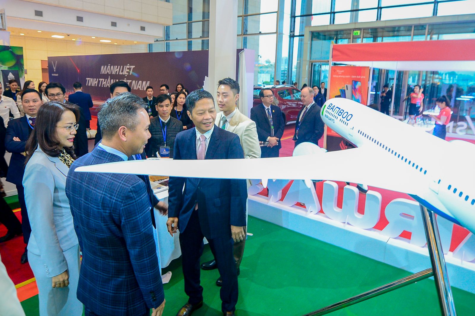 Bộ trưởng Bộ Công thương Trần Tuấn Anh thăm gian hàng của Bamboo Airways trong sự kiện