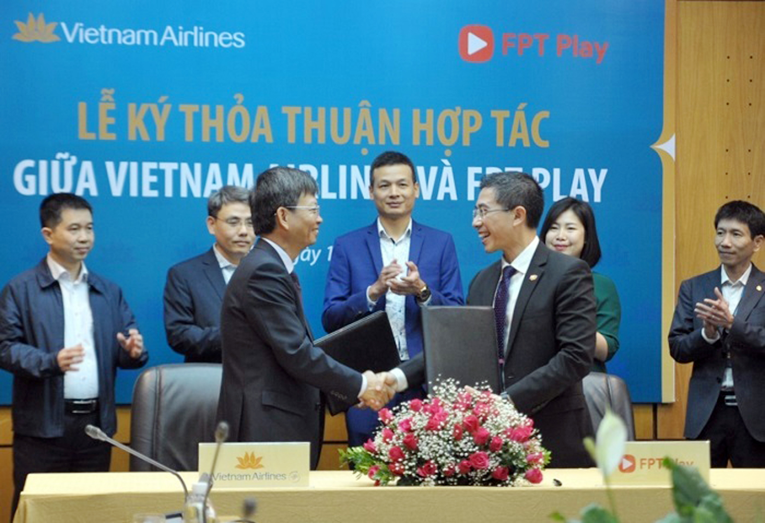Vietnam Airlines và FPT Telecom vừa ký kết hợp tác triển khai ứng dụng FPT Play dành cho hành khách đi trên các chuyến bay nội địa do Vietnam Airlines khai thác, bắt đầu từ ngày 20/12/2019.
