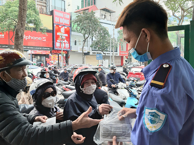Tại phố Thái Hà, khoảng hơn 2.000 khẩu trang đã được phát miễn phí cho người dân.