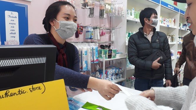 Một công ty kinh doanh mỹ phẩm ở Hà Nội đã tổ chức phát khẩu trang miễn phí cho người dân tại các địa điểm 70 phố Thái Hà, 66 phố Chùa Láng và 226 phố Bà Triệu