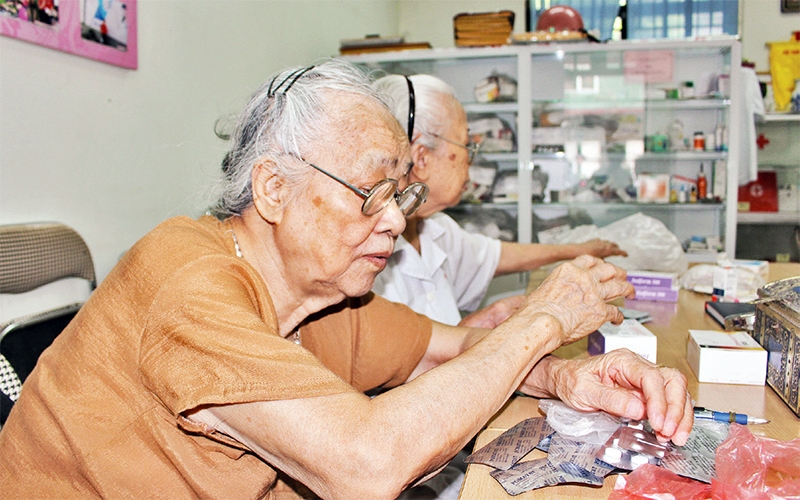 Bà Trương Thị Hội Tố kiểm tra, phân loại thuốc, bảo đảm an toàn cho người bệnh.