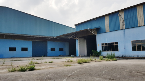 Khu nhà xưởng khóa cửa, vắng công nhân trong khuôn viên nhà máy Vinaxuki, Đông Anh (Hà Nội).