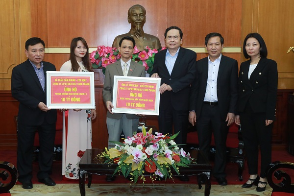 Đại diện công ty Golf Long Thành thay mặt vợ chồng doanh nhân Lê Văn Kiểm trao ủng hộ 20 tỷ đồng tại lễ phát động.