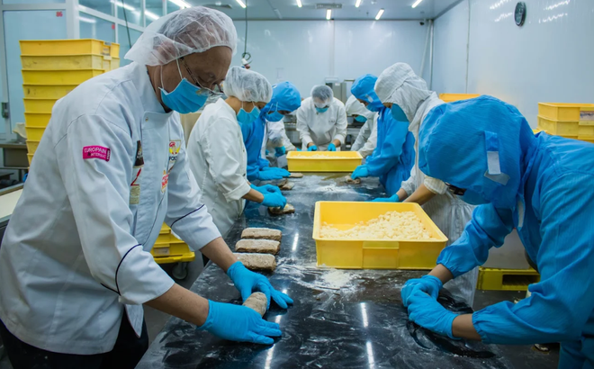 Ông Kao Siêu Lực và nhân viên đang sản xuất bánh mì tặng đội ngũ y tế vào chiều 23/3.