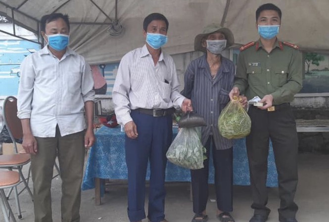 Cụ Nguyễn Văn Thái, 89 tuổi mang tặng 1kg gạo, 1 quả bầu, 1 bó rau muống, 1 túi rau vặt và 20 nghìn đồng tặng cho người dân cách ly ở Hà Tĩnh