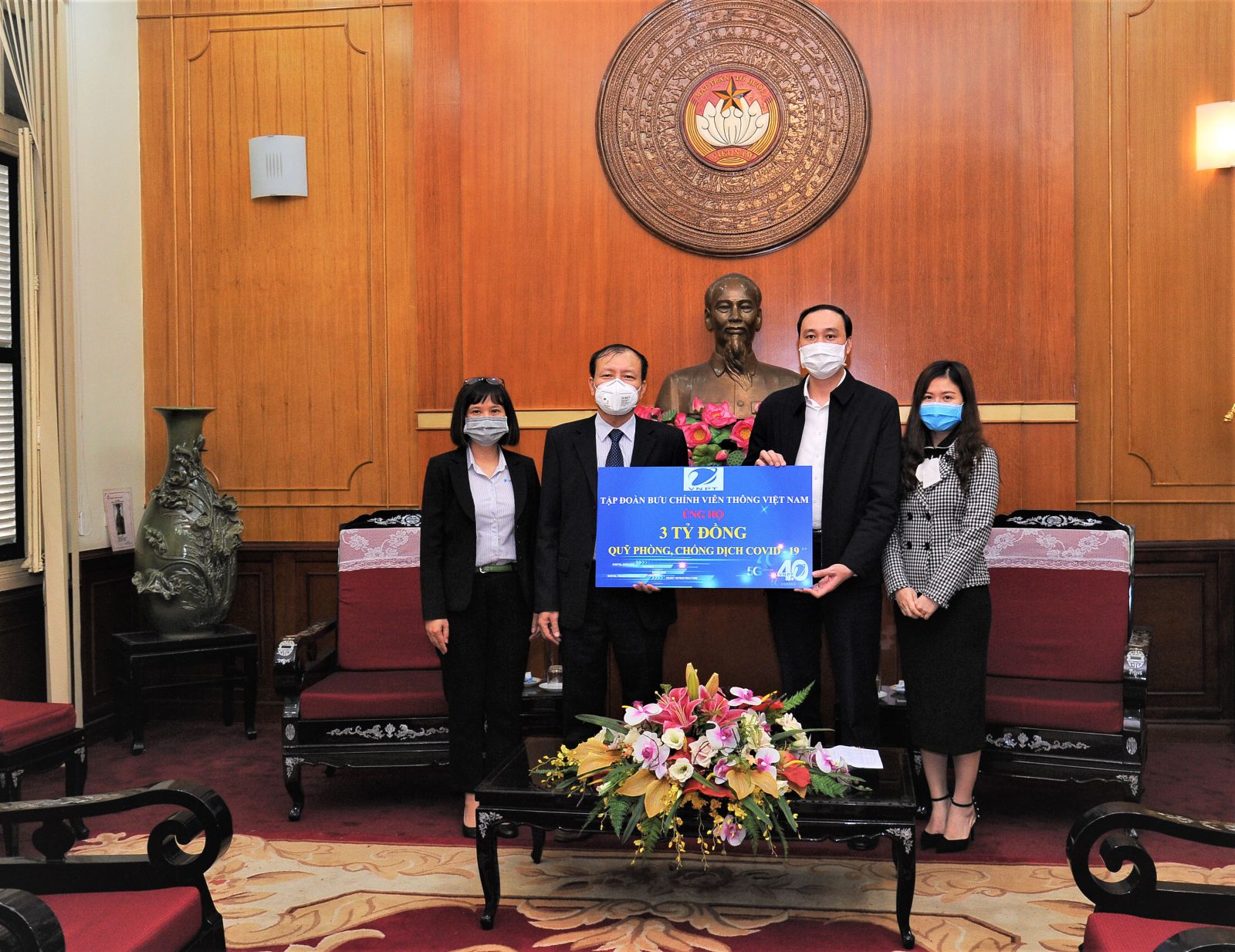 Đại diện lãnh đạo Tập đoàn VNPT trao tượng trưng số tiền ủng hộ công tác phòng, chống dịch Covid-19