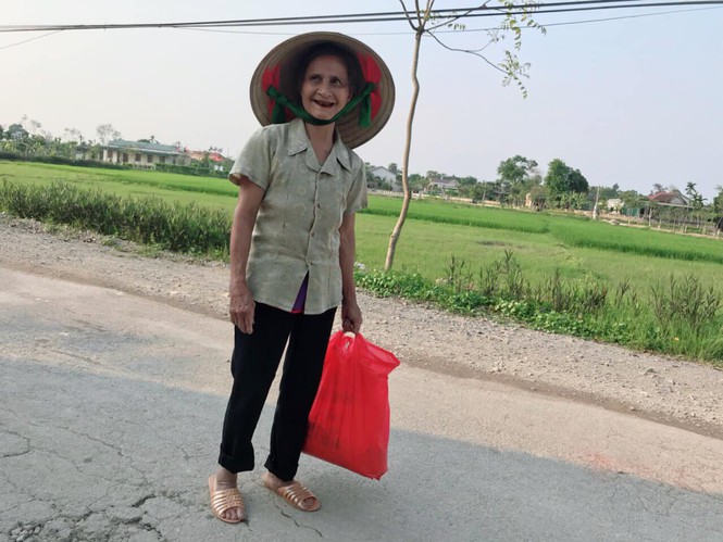 Bà Bình đi bộ 2km để đến ủng hộ 5kg gạo cho điểm cách ly xã Thạch Đài.