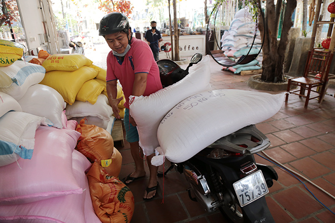 anh HữuThuận (ngụ quận Tân Phú, TP HCM) tranh thủ thời gian nghỉ trưa, cũng chở 2 bao gạo 100kg đến để góp gạo cho máy “ATM gạo”