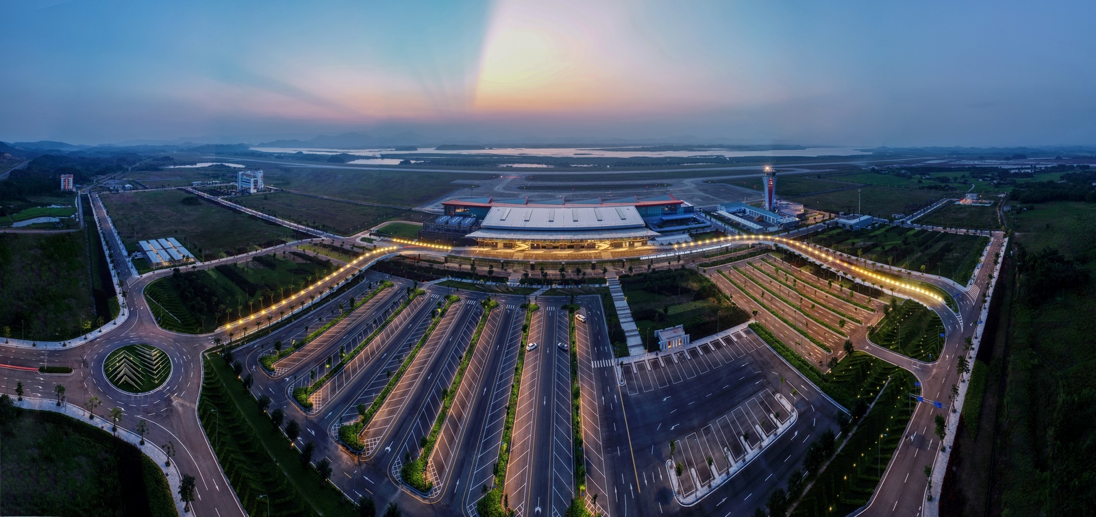 Ảnh 1 - Sân bay Vân Đồnp/chứng tỏ tầm vóc và vai trò quan trọng trong việc thực hiện các nhiệm vụ chính trị - xã hội