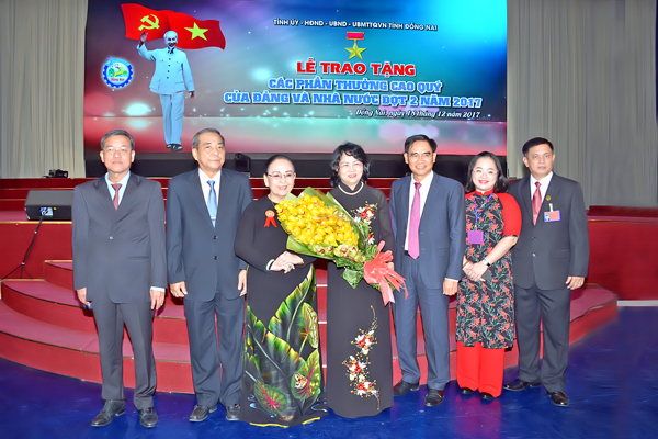 Phó Chủ tịch nước Đặng Thị Ngọc Thịnh và các đồng chí lãnh đạo tỉnh chúc mừng bà Trần Cẩm Nhung vinh dự được nhận Huân chương lao động Hạng Nhất.