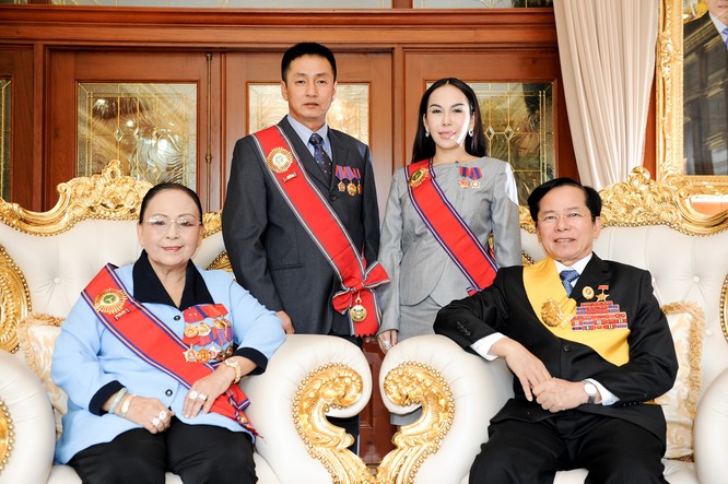 Vợ chồng đại gia Lê Văn Kiểm cùng hai con Lê Nữ Thùy Dương và Lê Huy Hoàng.