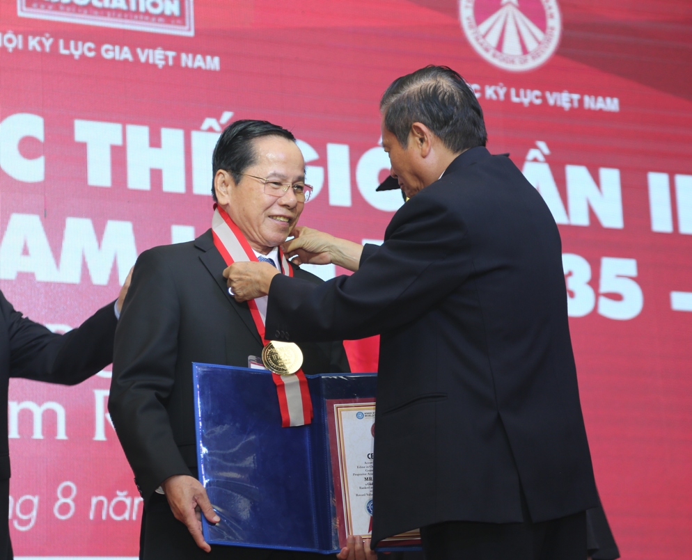 AHLĐ, Kỷ lục gia Lê Văn Kiểm đón nhận giải thưởng GLOBAL VISION OF FOUNDER 2018